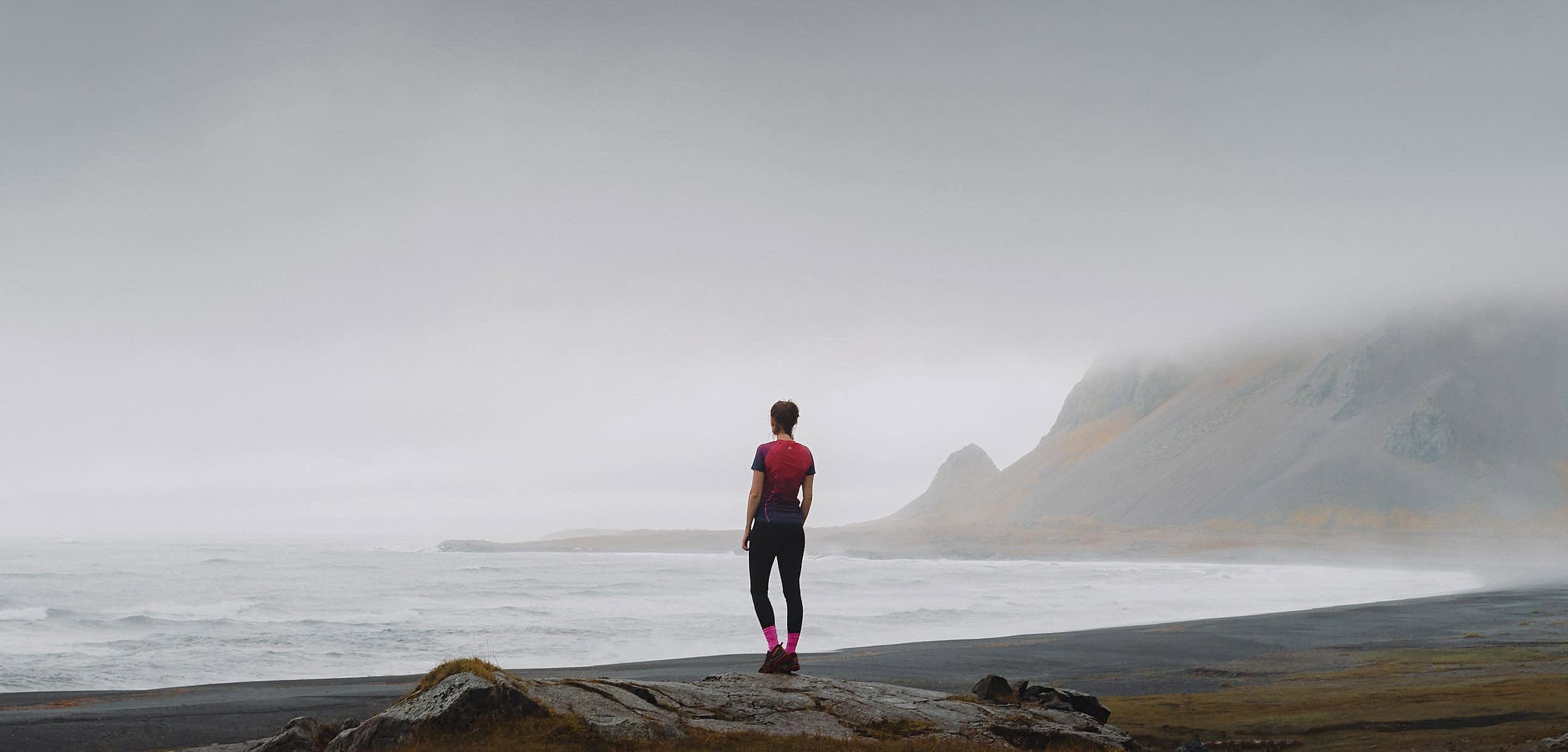 Femme running devant la mer outdoor